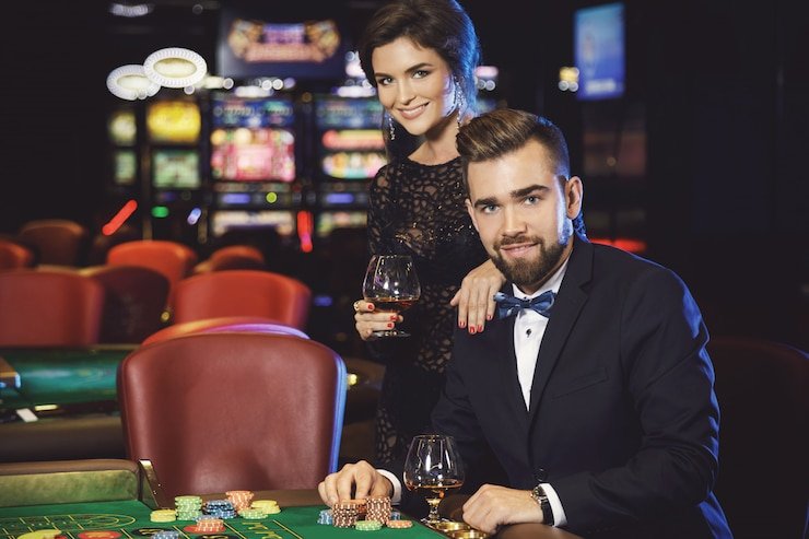 Tampilan live studio Lightning Baccarat dengan dealer dan kartu di platform dinasti555